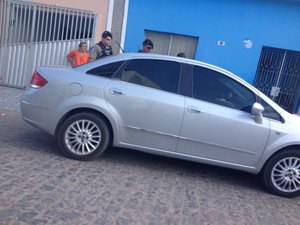 Vendedora tem cerca de R$ 40 mil levados em joias