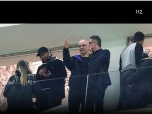 Jornal demite fotógrafo que flagrou gesto obsceno de Moraes em estádio