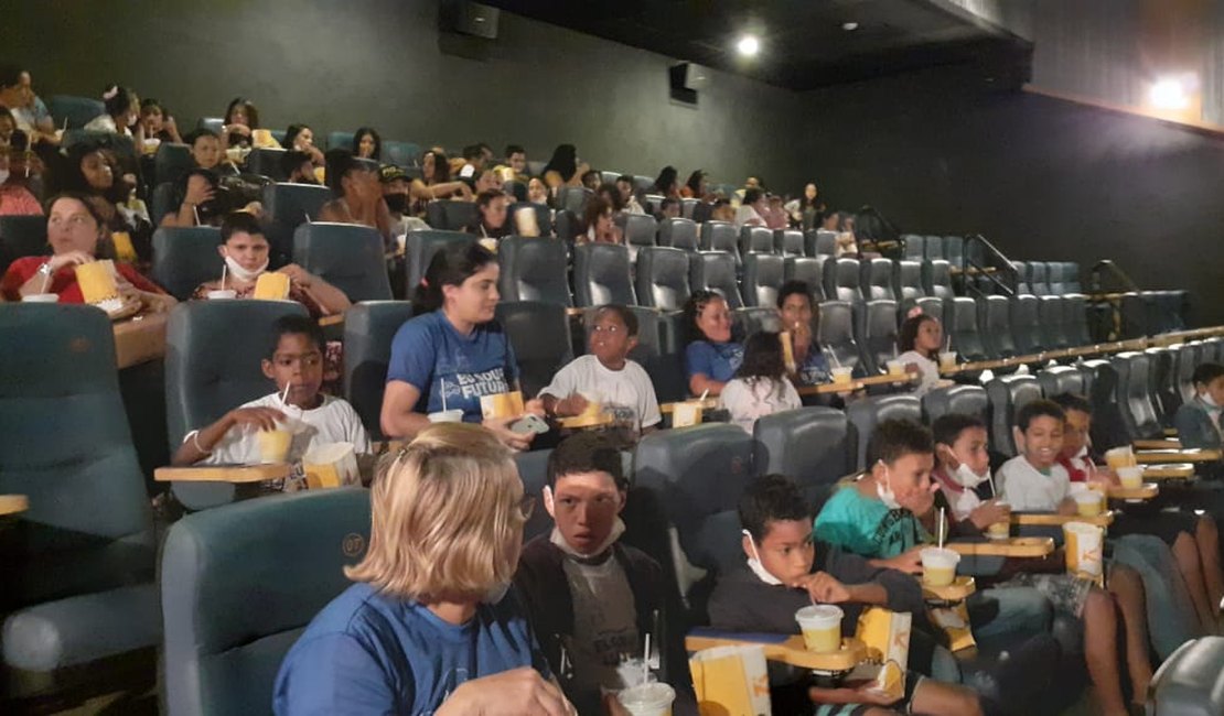Crianças vão ao cinema pela primeira vez em Maceió e se encantam com a sétima arte