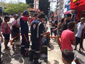 Incomodando com pedinte, transeunte agride homem a socos