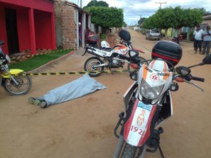 [Vídeo] Motociclista sofre mal súbito e morre em povoado