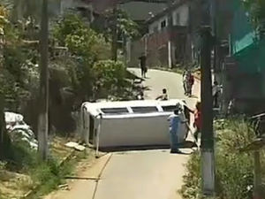 Kombi carregada de alimentos tomba em Ipioca