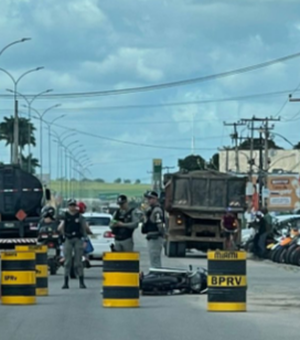 Motociclista é atropelado por caçamba ao desviar de contenção na frente do 3º Batalhão, em Arapiraca