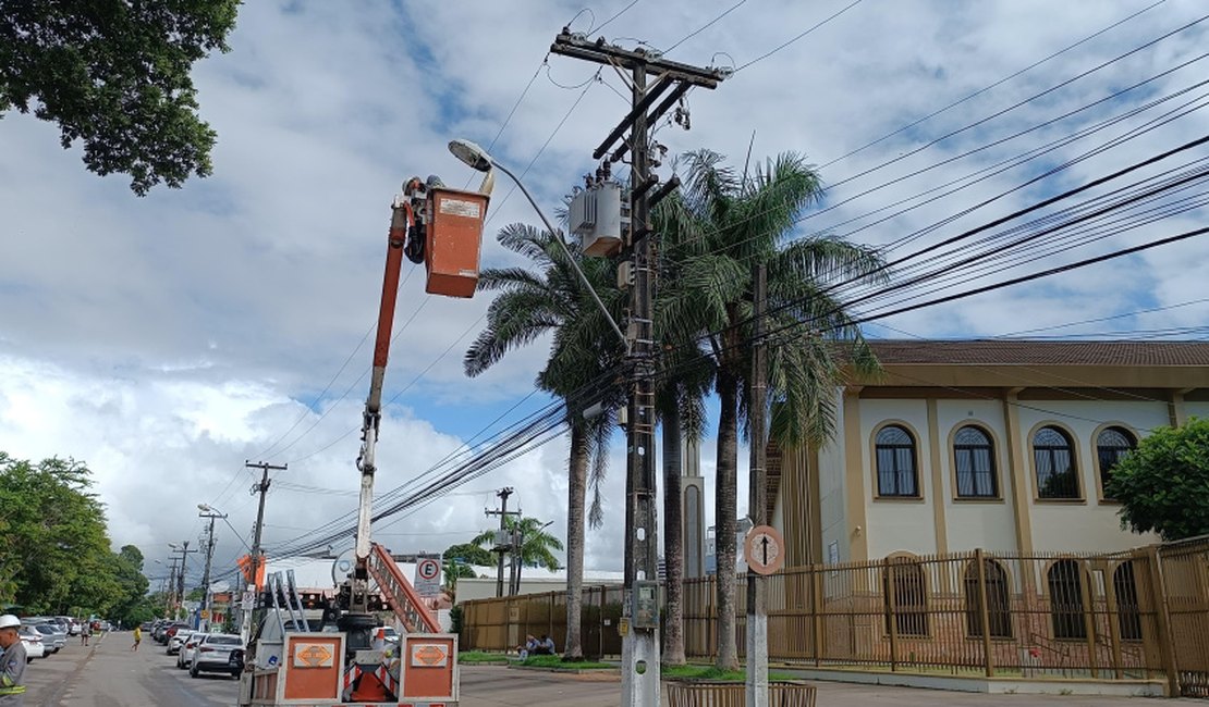 Avenida e Praça Santa Rita de Cássia, no Farol, recebem nova iluminação em LED