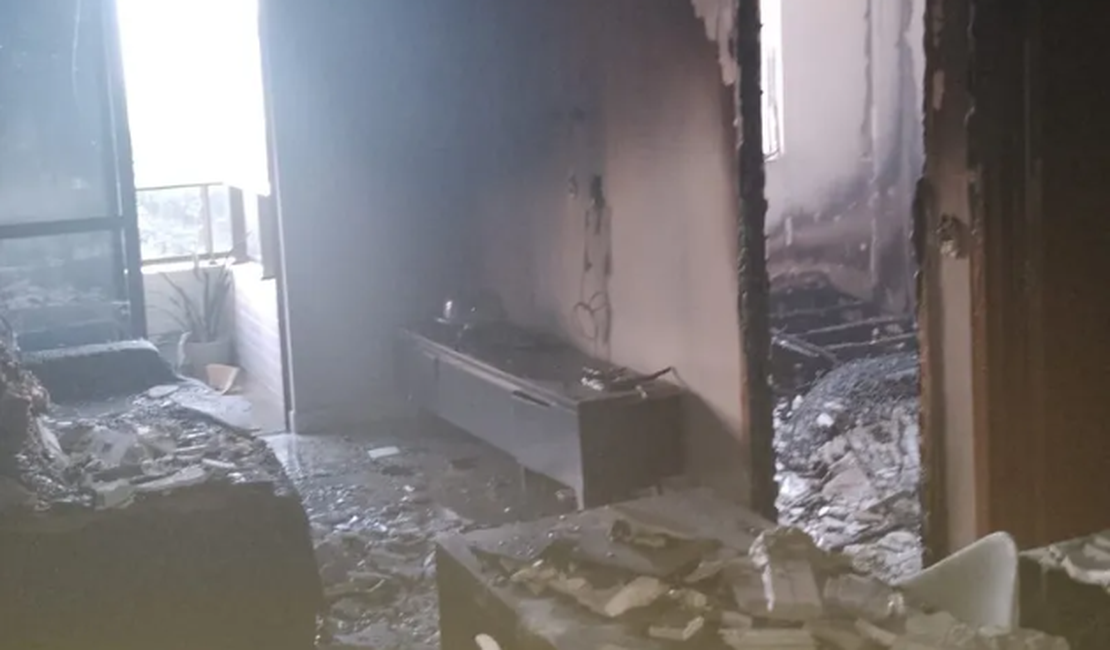 [Vídeo] Imagens mostram destruição em apartamento atingido por fogo na Ponta Verde