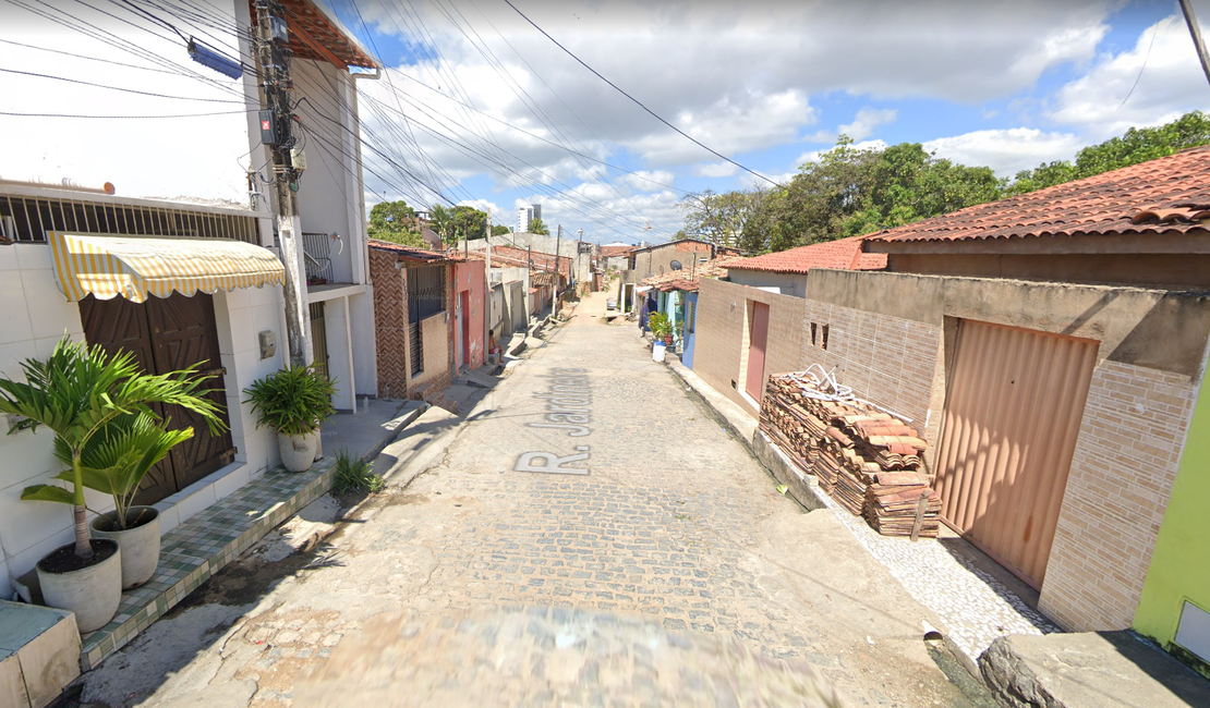 Troca de tiros causa pânico e deixa pessoa ferida no bairro do Jacintinho