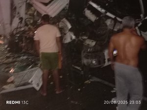 Caminhão colide na traseira de carreta na BR-101 e carga é saqueada em Novo Lino