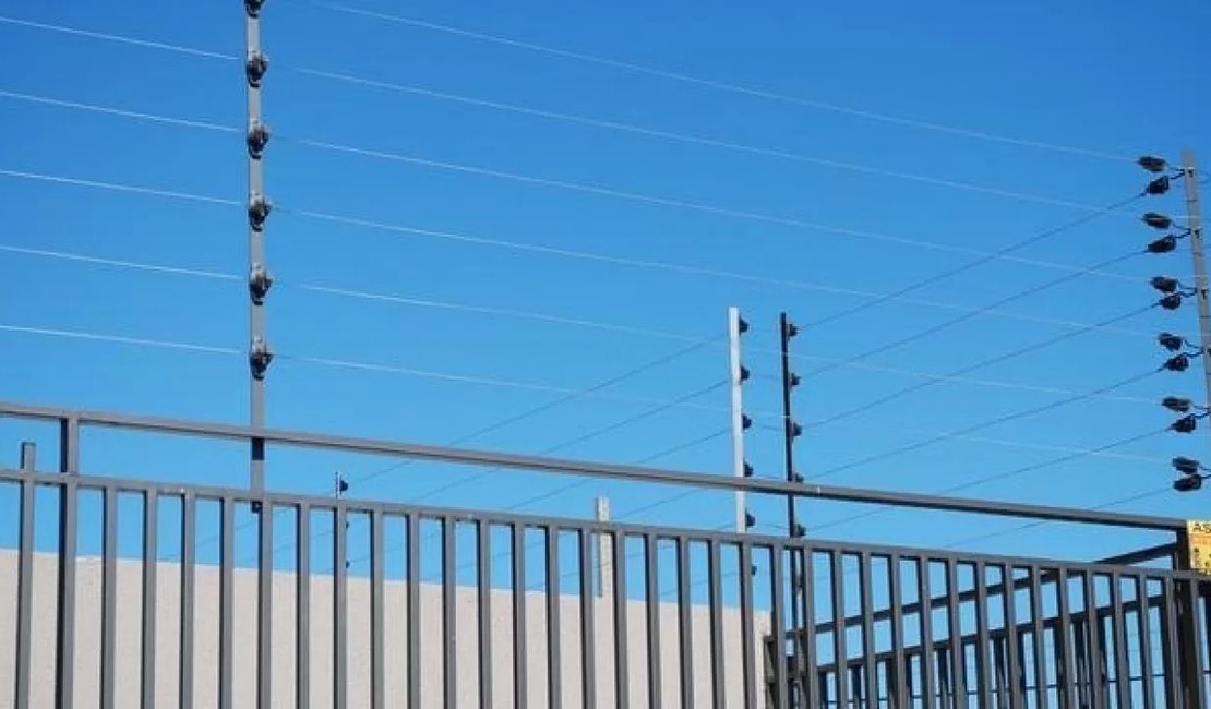 ﻿Suspeito de tráfico tenta fugir da PM, mas leva choque em cerca elétrica e é preso em ﻿Paripueira