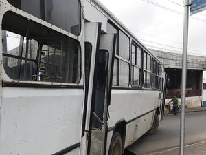  [Vídeo] Motociclista rola embaixo das ferragens para não ser esmagado por pneu de ônibus