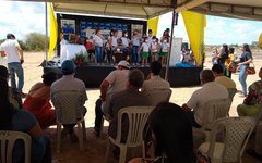 Alunos da Escola Municipal da Educação Básica Tarcísio de Jesus se apresentaram antes da assinatura da ordem de serviço no Povoado Alagoinha em Coité do Nóia