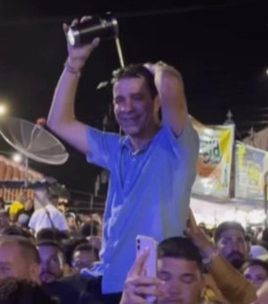 Prefeito de Pariconha é flagrado tomando banho de cerveja em festa