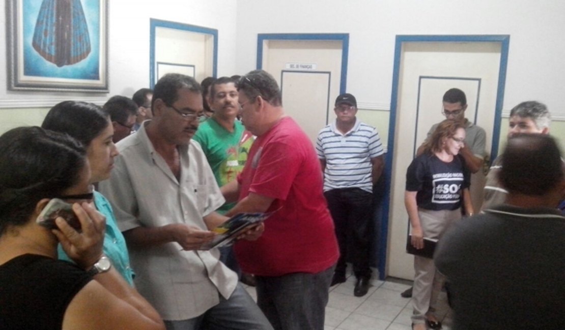 Servidores da educação ocupam antessala do gabinete do prefeito de Lagoa da Canoa