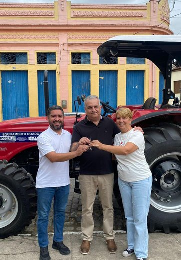 Deputado Alfredo Gaspar entrega caminhão frigorífico e trator para Viçosa