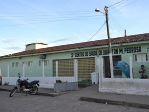 Homem quebra grade do 5º Centro de Saúde de Arapiraca