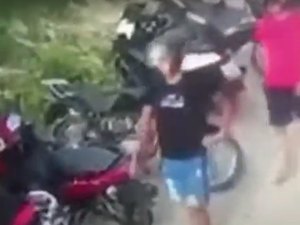 Câmeras flagram homens furtando motos na praia do Francês