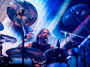 Taylor Hawkins, baterista do Foo Fighters, morre aos 50 anos