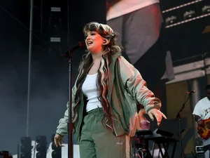 Cantora Lola Young cancela segundo show após desmaiar no palco