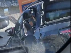 Acidente envolvendo 4 carros e uma carreta deixa trânsito lento na Ladeira Geraldo Melo