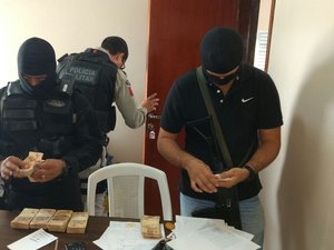 [Vídeo] Gecoc encontra R$ 35 mil em espécie no escritório de ex-prefeito