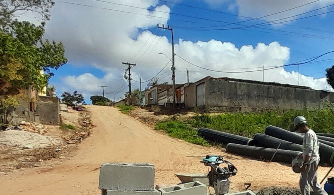 Obras de pavimentação de ruas avançam no bairro Jardim Tropical, em Arapiraca