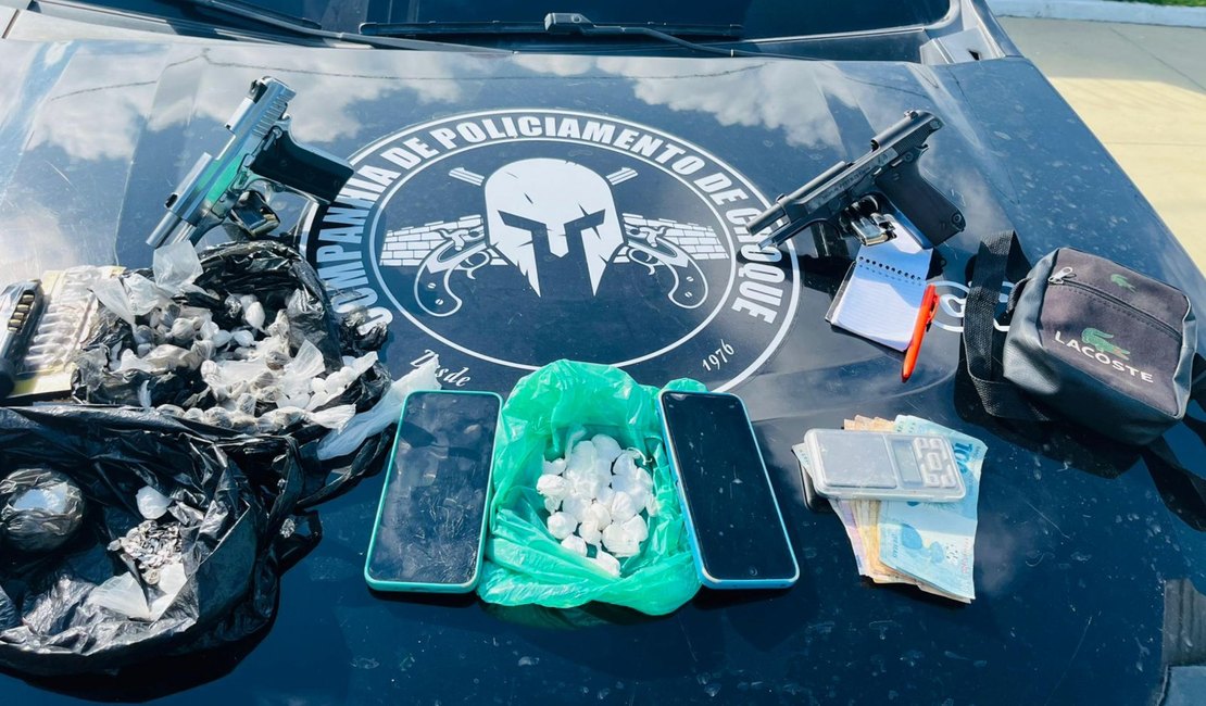 PM prende homem e apreende adolescente com armas e drogas em Maceió