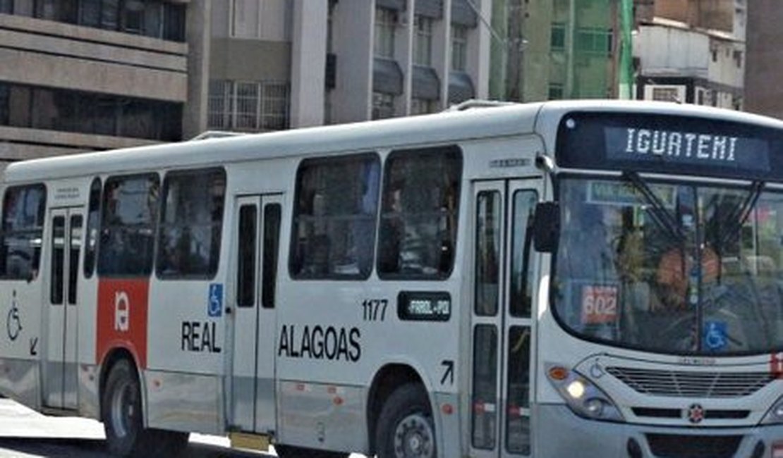 Trio armado sequestra ônibus e promove arrastão entre passageiros