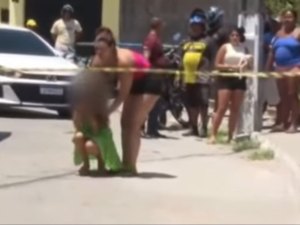 Filha adolescente entra em desespero ao encontrar mãe morta a tiros no meio da rua em Maceió