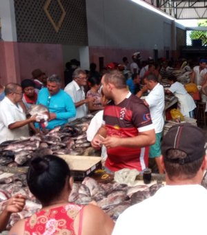 Após liberação das feiras livres, arapiraquenses se aglomeram para comprar peixes