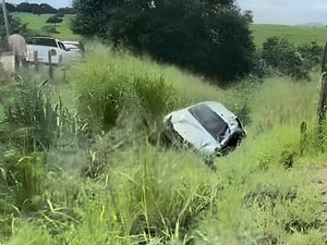 Motorista perde controle de Hilux e sai da pista na AL-110, em Arapiraca