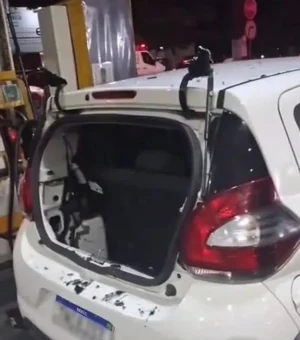 Carro de motorista que levava torcedores do CSA é atacado por torcida organizada rival