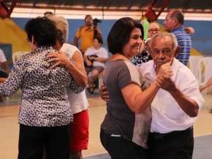 Idosos têm dia especial com teatro, zumba e muito forró