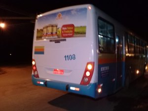 Motociclista colide em ônibus durante manobra, em Arapiraca