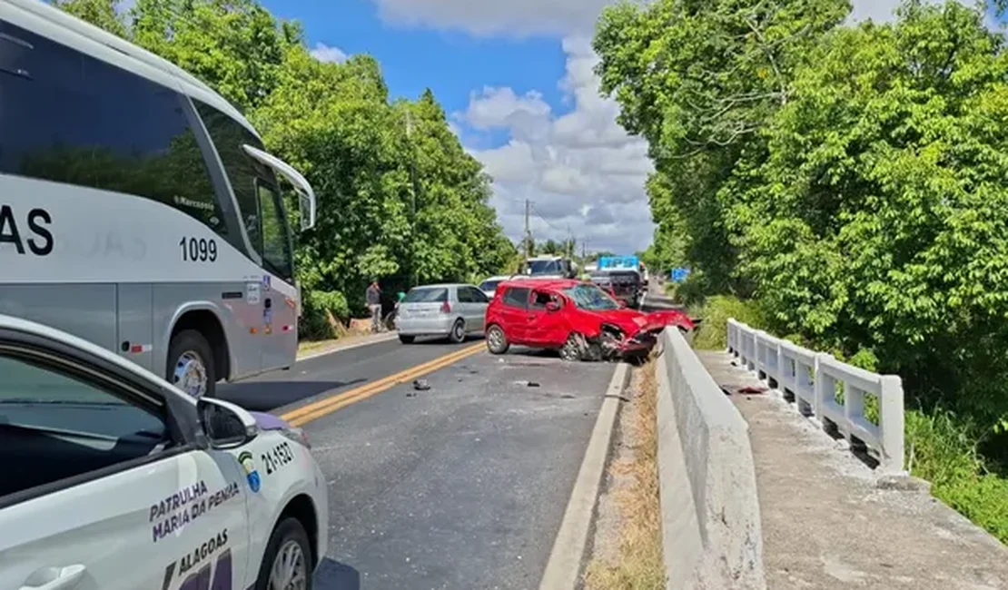 [Vídeo] Homem colide carro em ponte após cochilar no volante em Satuba