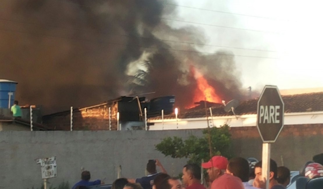 Incêndio destrói depósito de confecções e atinge casas