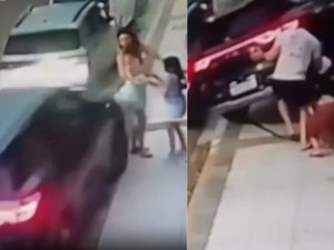 Condutora perde controle de carro e atinge mãe com criança no colo no Farol