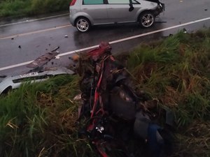 Carro fica partido ao meio após grave acidente na BR-101