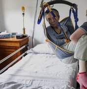 Idoso é preso por ajudar esposa a fazer eutanásia após 30 anos de luta contra esclerose múltipla 
