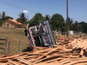 Caminhão carregado de tábuas de madeira tomba na AL-110 em Arapíraca