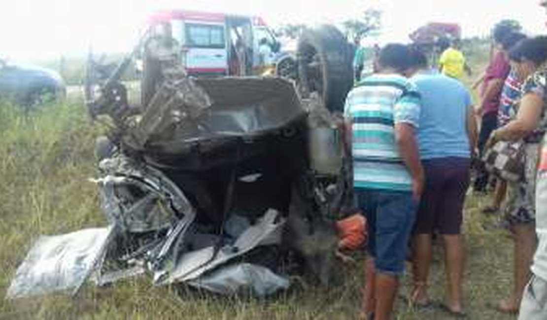 Colisão frontal faz carro rodar na pista e capotar várias vezes