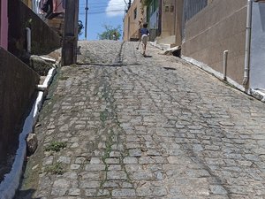 Vazamento de água deixa rua escorregadia e causa perigo em Porto Calvo