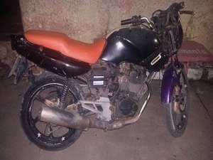 PM recupera moto roubada e prende jovem acusado de tráfico de drogas