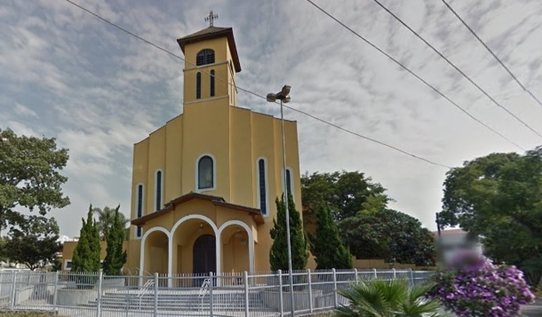 Mulher entra em igreja e quebra imagem de Nossa Senhora em SP