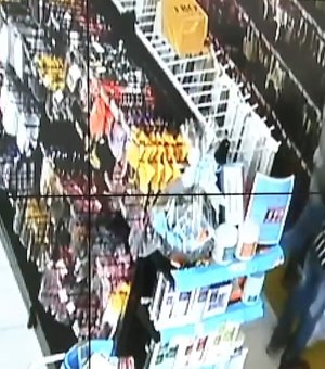 [Vídeo] Câmeras flagram casal furtando escovas de cabelo no Centro de Maceió