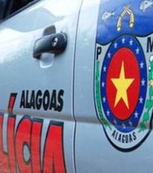 Carro é tomado em assalto por suspeitos armados na parte alta de Maceió