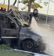 Carro pega fogo em frente à Havan, no Jardim Petropólis