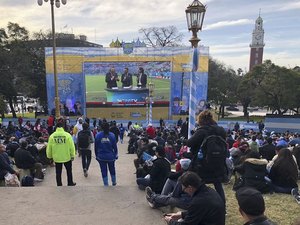 Argentinos ocupam Praça San Martin para torcer pela seleção