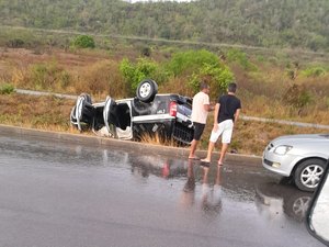 Viatura da polícia capota após colisão em São José da Tapera