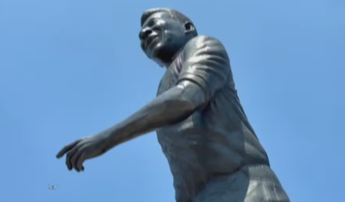 Estátua gigante de Pelé é instalada em cidade do México que receberá jogos da Copa do Mundo de 2026
