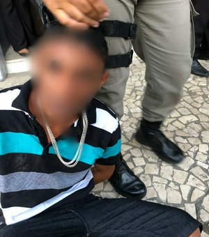 Homem é detido por populares após roubar moto no centro de Arapiraca 