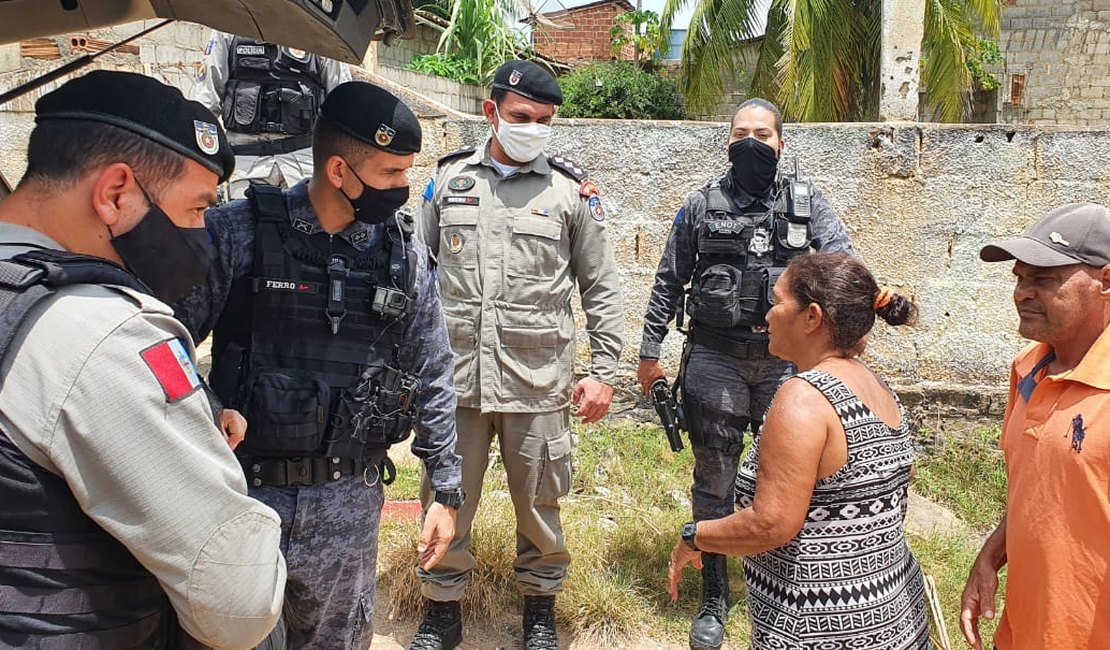 Comunidade de Coruripe recebe doação de 300 kg de feijão de policiais militares do 11º BPM